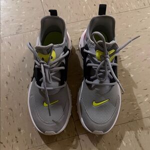 Nike Kids Gray Sneakers with Yellow Accents 6Y, 7.5 women’s